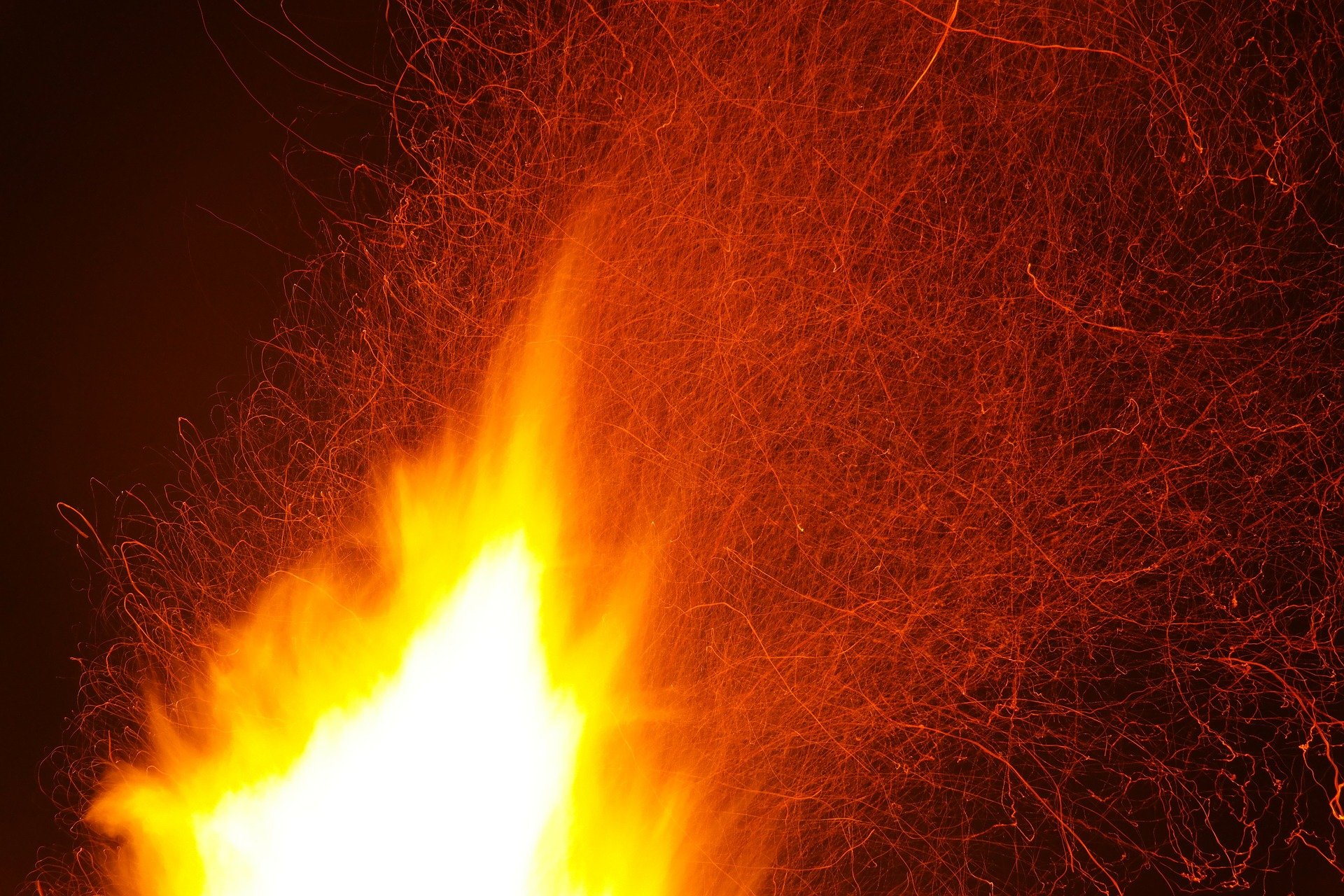 flying-sparks-142486_1920.jpg